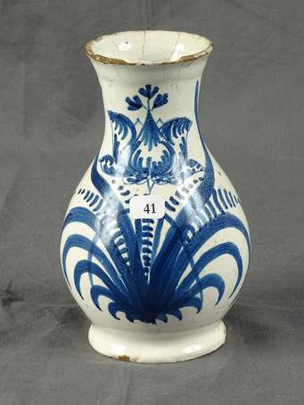 NEVERS - Vase balustre à décor en camaïeu bleu 