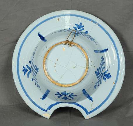 Nevers - Plat à barbe circulaire à décor en 