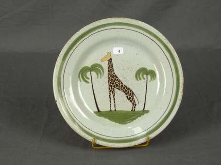 Est - Assiette à décor polychrome d'une girafe sur