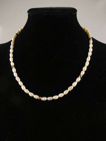 Lot de trois colliers de perles, dont deux avec 