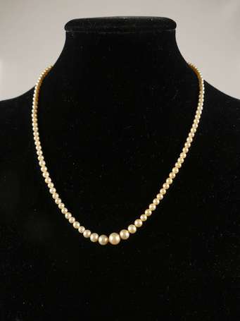 Lot de trois colliers de perles, dont deux avec 