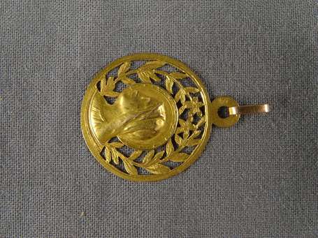 Médaille mariale ajourée en or rose 18K (750°/00).