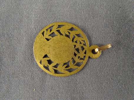 Médaille mariale ajourée en or rose 18K (750°/00).