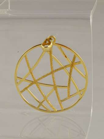 Médaillon pendentif ajouré en or (750°/°°)  bruni 