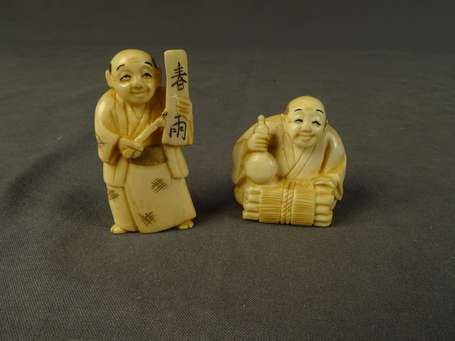 JAPON - Netsuke et sujet en ivoire représentant 