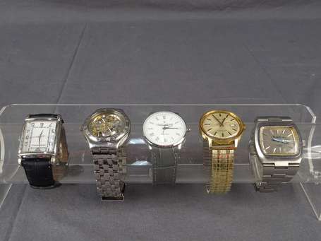 Lot de cinq bracelets montres dont Swatch, Emporio