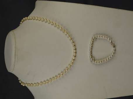 Collier et bracelet perles, le fermoir en or jaune