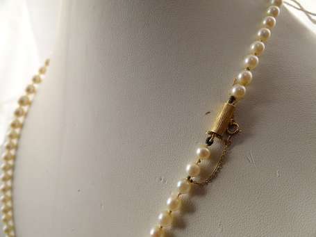 Collier de 96 perles montées en chute D. 5 à 8 mm,