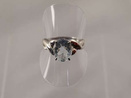 Bague en or gris, elle est montée d'une aigue 