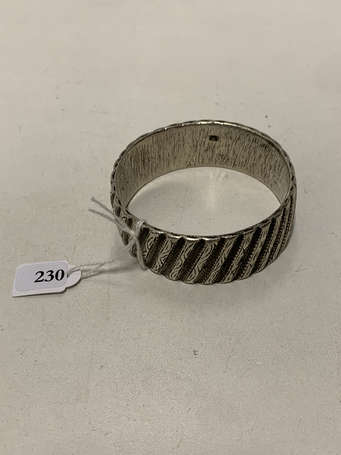 Bracelet jonc rigide en argent ciselé. P. 104 g