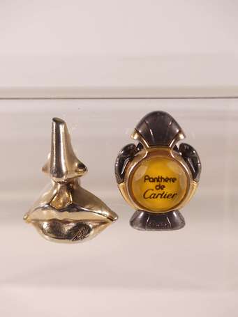 CARTIER - Pin's en métal doré figurant le flacon 