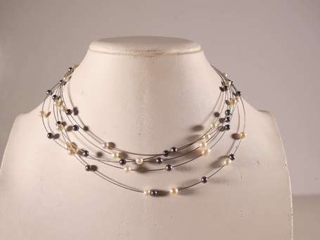 Collier à cinq rangs de perles montées sur des 