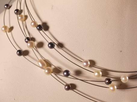 Collier à cinq rangs de perles montées sur des 