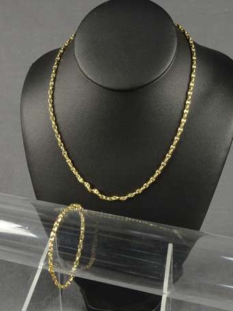 Parure en or jaune 18K (750°/00) comprenant un 