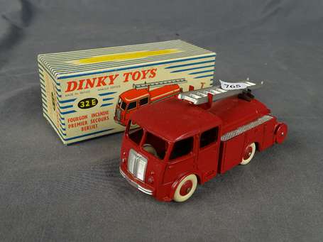 Dinky toys-fourgon Berliet premier secours, neuf 