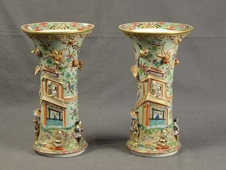 CANTON - Paire de vases cornets en porcelaine à 