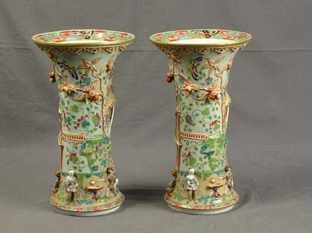 CANTON - Paire de vases cornets en porcelaine à 