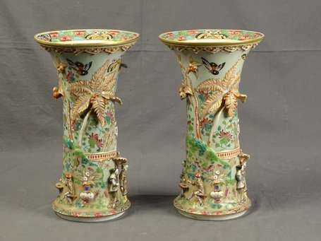 CANTON - Paire de vases cornets en porcelaine à 