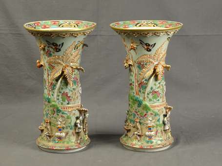 CANTON - Paire de vases cornets en porcelaine à 