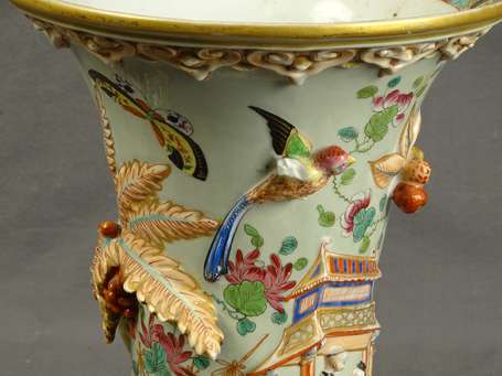 CANTON - Paire de vases cornets en porcelaine à 