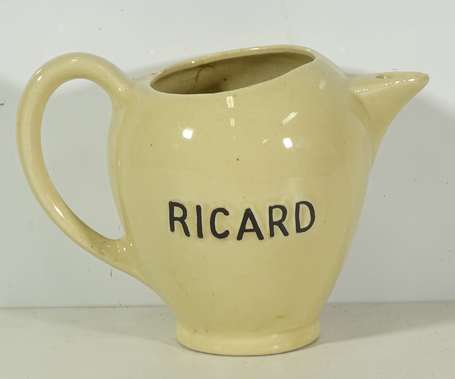 RICARD : Pichet en faïence blanche. Tampon en 