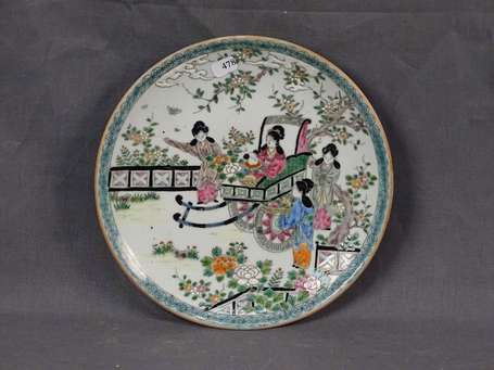 CHINE - Assiette en porcelaine à décor polychrome 