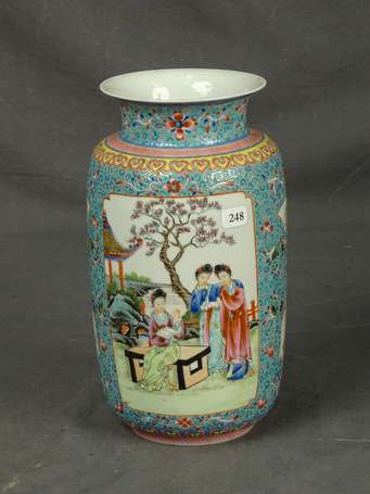 CANTON - Vase en porcelaine polychrome à décor en 