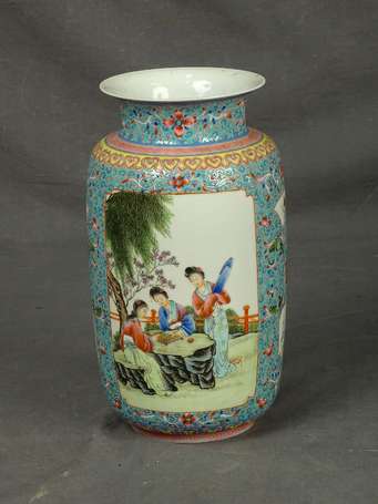 CANTON - Vase en porcelaine polychrome à décor en 