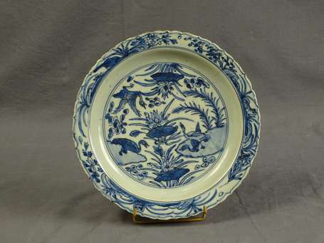 CHINE - Assiette en porcelaine, l'aile chantournée