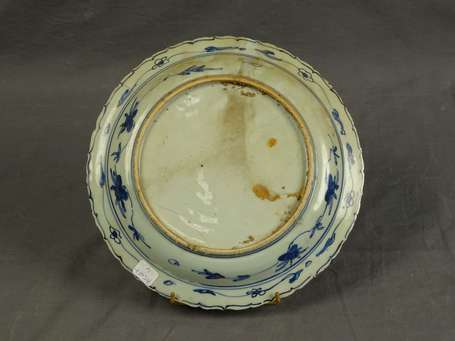 CHINE - Assiette en porcelaine, l'aile chantournée