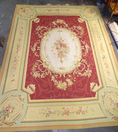 AUBUSSON - Tapis tissé, le champ rouge meublé d'un