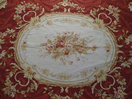 AUBUSSON - Tapis tissé, le champ rouge meublé d'un