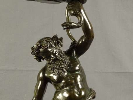 Bacchus en bronze à patine brune. Il est figuré 