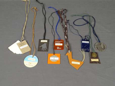 HERMES - Lot de neuf badges en cuir, carton, 
