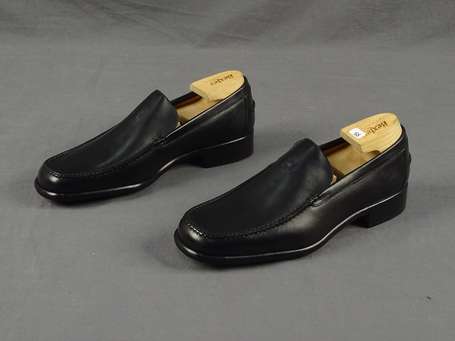 HERMES - Mocassins homme en veau noir siglés. P. 