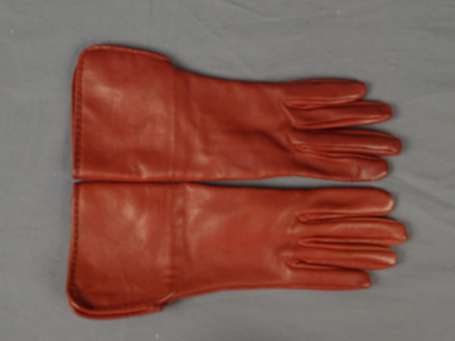 HERMES - Paire de gants en agneau bordeaux, le 