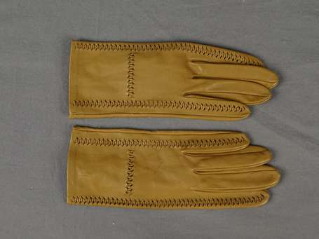 HERMES - Paire de gants en chevreau camel à motif 