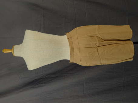 HERMES - Jupe droite en laine camel, deux poches 