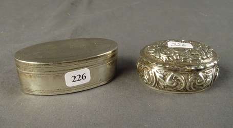 Deux tabatières en argent, l'une gravée d'un 