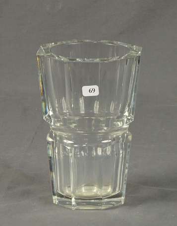 BACCARAT - Petit vase en cristal taillé modèle 