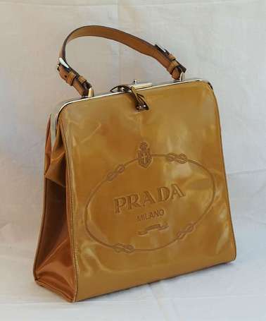 PRADA - Sac à main vernis camel, siglé sur une 