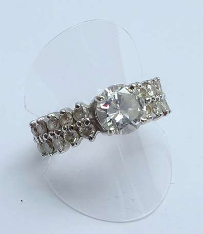 Bague bandeau en or gris 18K (750°/00) sertie 