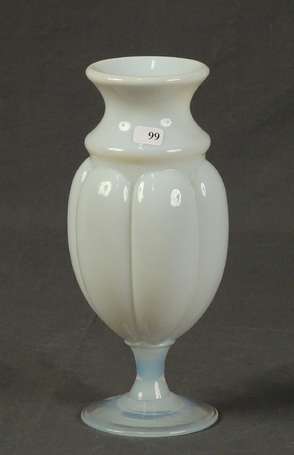 SEVRES - Vase balustre à corps godronné sur 