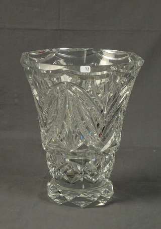 BACCARAT - Vase à panse évasée sur piédouche en 