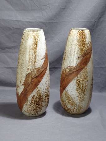 LEGRAS - Paire de vases ovoïdes en verre moucheté 