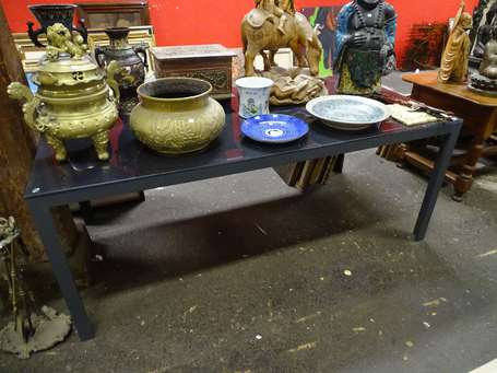 Table pieds en métal, plateau de verre fumé