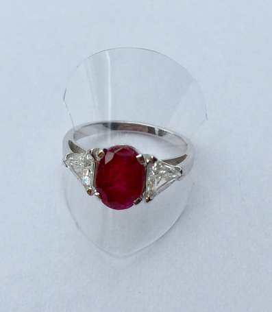 Bague en or gris 18K (750°/00) sertie d'un rubis 