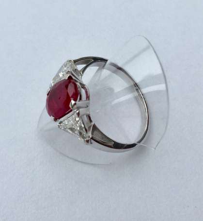 Bague en or gris 18K (750°/00) sertie d'un rubis 