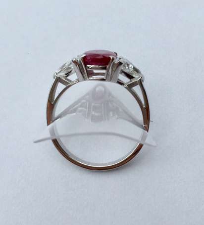 Bague en or gris 18K (750°/00) sertie d'un rubis 