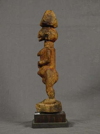 Ancienne statuette votive en bois dur représentant